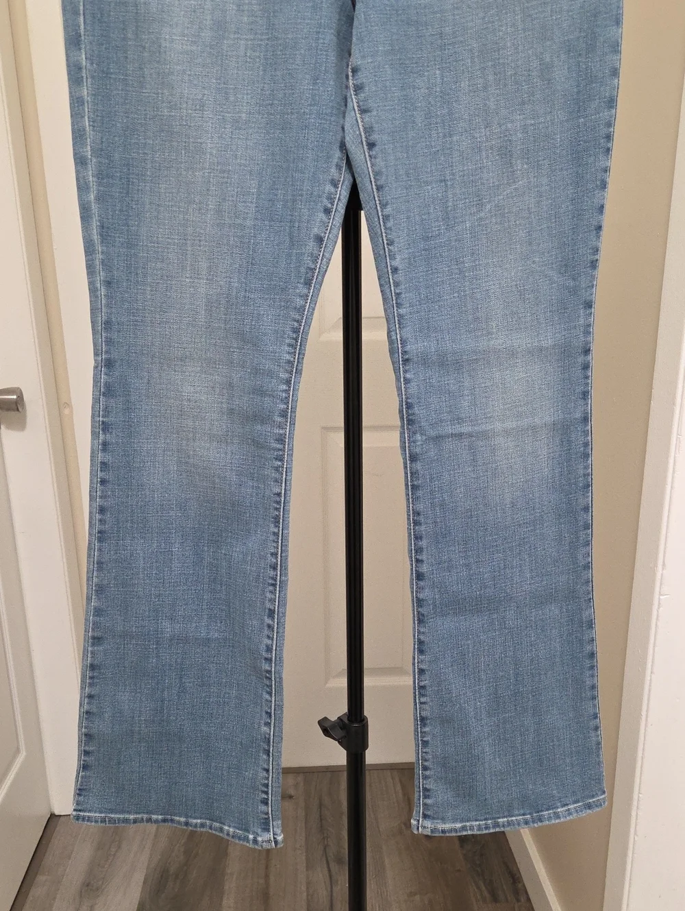 NWT Levi's 725 High Rise Bootcut Jeans Light Wash Stretch Denim Flattering - Picture 4 of 10